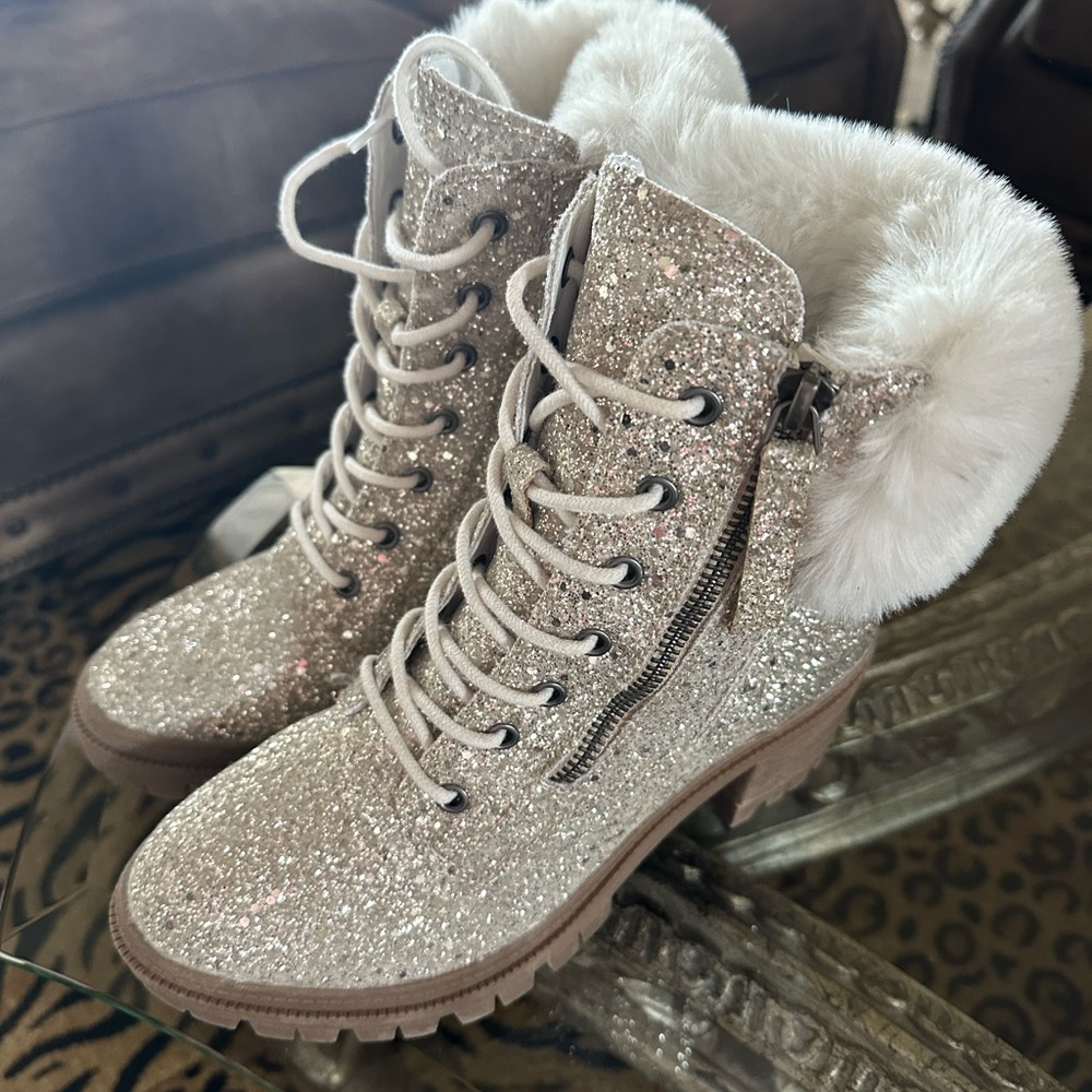 Stylish Silver and White Winter Boots with Fur Lining  NEW WITHOUT TAGS